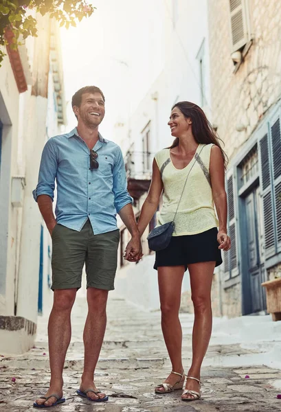 Vet Vart Var Väg Ett Lyckligt Par Som Utforskar Främmande — Stockfoto