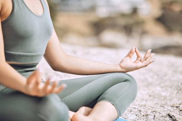 Vrouw Mudra Handen Strand Meditatie Voor Geestelijke Gezondheid Chakra Balans — Stockfoto