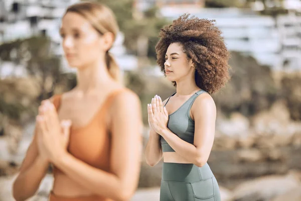 トレーニング ワークアウト ビーチでの運動のための女性の屋外での禅と瞑想 フィットネス 穏やかな精神的な健康のための夏の間に運動するジェンZの女性と友人と健康 — ストック写真