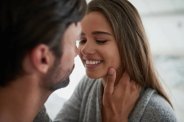 Ögonblick Inför Passionerad Kyss Ett Kärleksfullt Par Som Förenas Hemma — Stockfoto