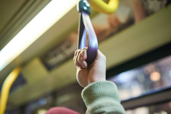 Sıkı Tutunun Tanınmayan Bir Adamın Otobüste Seyahat Ederken Emniyet Kemerini — Stok fotoğraf