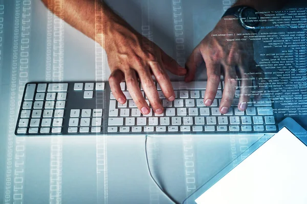 指をタイプしてみましょう 職場のオフィスでキーボードを入力する男性プログラマーの高い角度の閉鎖 — ストック写真