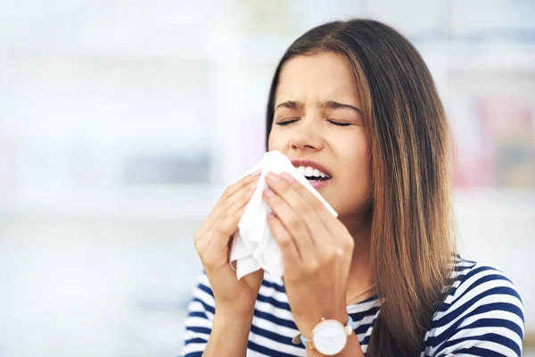 Achooooo Una Giovane Donna Con Allergie Starnuti Tessuto Casa — Foto Stock