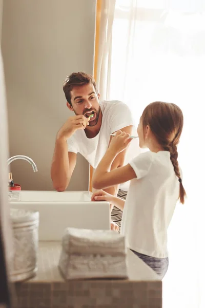 Takhle Pohledný Mladý Muž Jeho Malá Dcera Čistí Zuby Koupelně — Stock fotografie