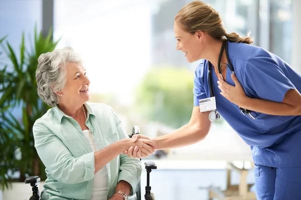 Zal Goed Voor Zorgen Een Aantrekkelijke Vrouwelijke Verpleegster Schudden Handen — Stockfoto