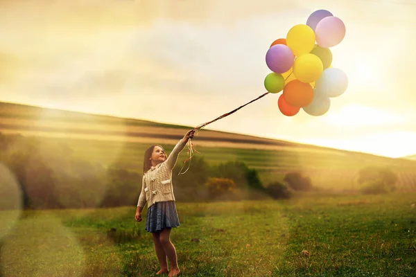 Šťastná Chytrá Hravá Holčička Kráčející Poli Držící Balónky — Stock fotografie