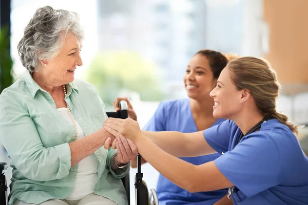 Були Присвячені Вашому Здоров Дві Привабливі Жінки Медсестри Розмовляють Своїм — стокове фото