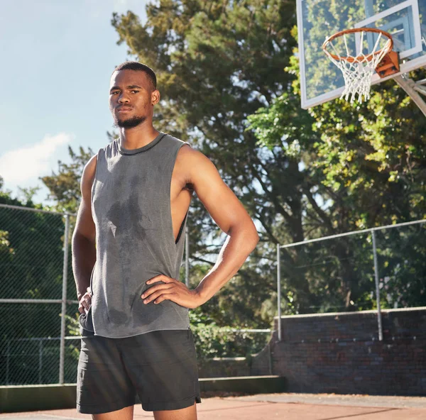 Basketbol Siyahi Adam Parktaki Basketbol Sahasında Fitness Spor Ciddi Portrelerle — Stok fotoğraf