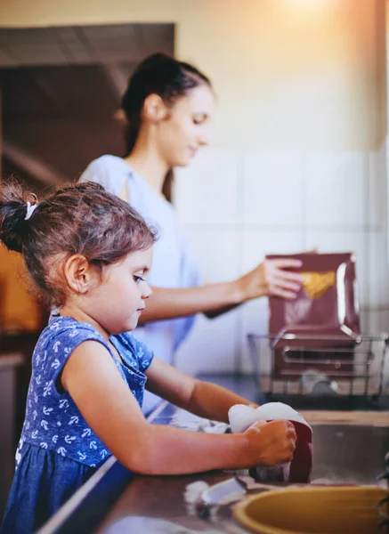 Mama Kleine Helper Een Gelukkig Klein Meisje Haar Moeder Wassen — Stockfoto