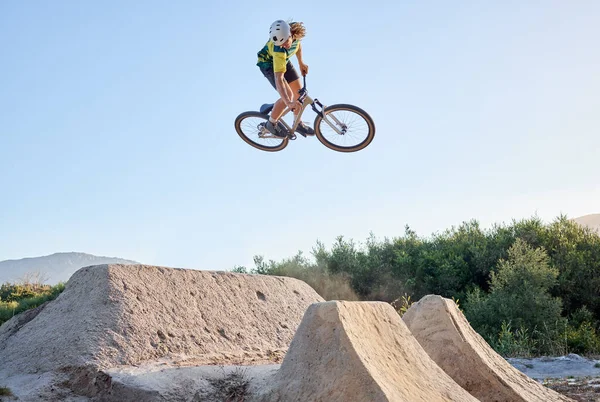 Natur Rad Und Radsport Springen Stunt Auf Felsen Rampe Mit — Stockfoto