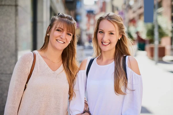 Travel While Youre Young Cropped Portrait Two Attractive Young Girlfriends — Stock Photo, Image
