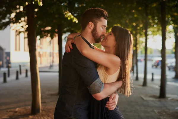 Não Escondas Teu Amor Jovem Casal Carinhoso Beijando Enquanto Encontro — Fotografia de Stock