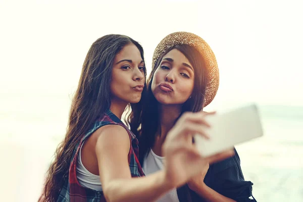 Loro Gioco Selfie Sul Punto Due Giovani Amici Che Fanno — Foto Stock