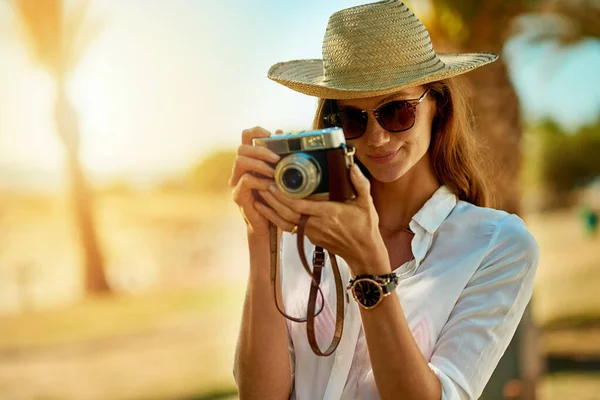Niech Będzie Lato Zapamiętania Atrakcyjna Młoda Kobieta Korzystająca Kamery Letni — Zdjęcie stockowe