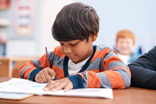Pełne Oceny Teście Tak Skoncentrowany Młody Dzieciak Szkolny Wykonujący Pracę — Zdjęcie stockowe