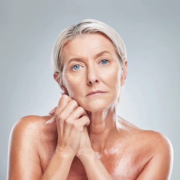 Wanita Senior Kecantikan Dan Perawatan Kulit Untuk Wajah Dengan Kosmetik — Stok Foto