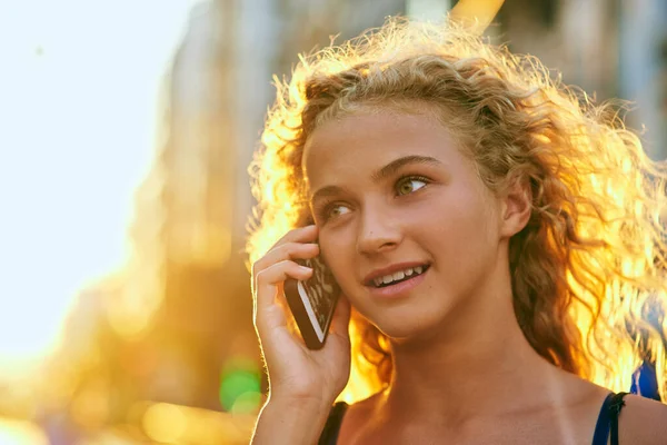 Városban Vagyok Egy Vonzó Fiatal Telefonál Miközben Városban Sétál — Stock Fotó