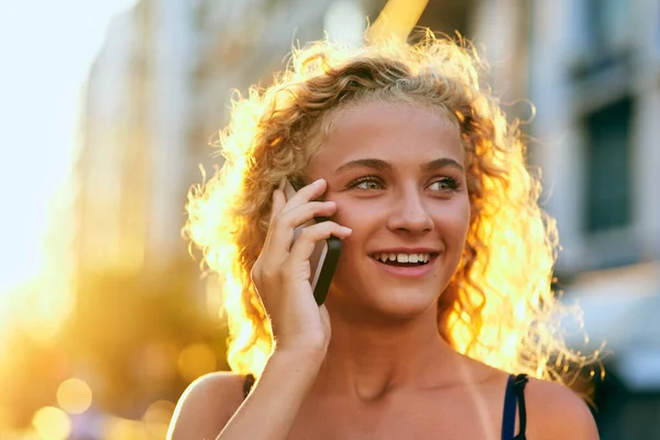 Itt Vagyok Nem Látlak Egy Vonzó Fiatal Telefonál Miközben Városban — Stock Fotó