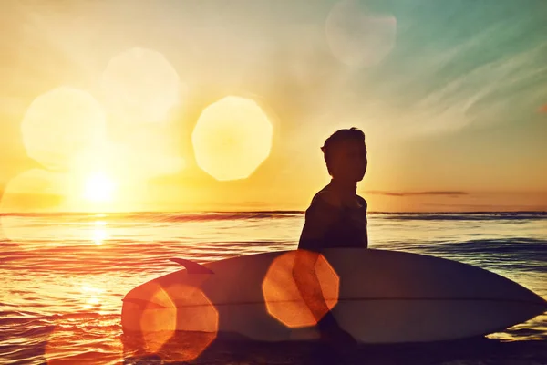Tienes Que Ser Valiente Para Montar Ola Joven Surfeando —  Fotos de Stock