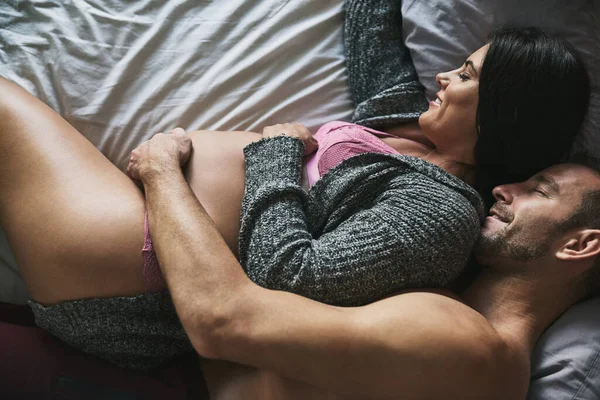 Kinizi Sıkıca Tutacağım Yakışıklı Bir Delikanlının Hamile Karısını Yatak Odasında — Stok fotoğraf