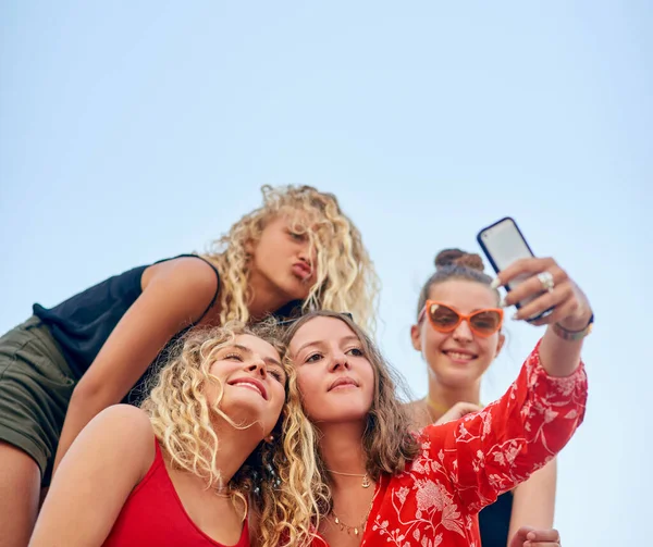 Sonríe Bajo Ángulo Tiro Grupo Atractivas Novias Tomando Selfies Ciudad —  Fotos de Stock