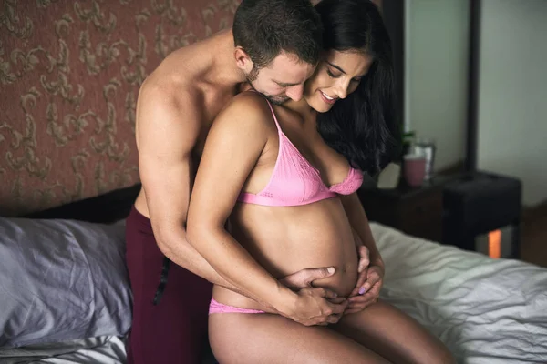 Çocuğumuz Koşulsuz Sevilecek Yakışıklı Bir Genç Adam Hamile Karısını Yatak — Stok fotoğraf