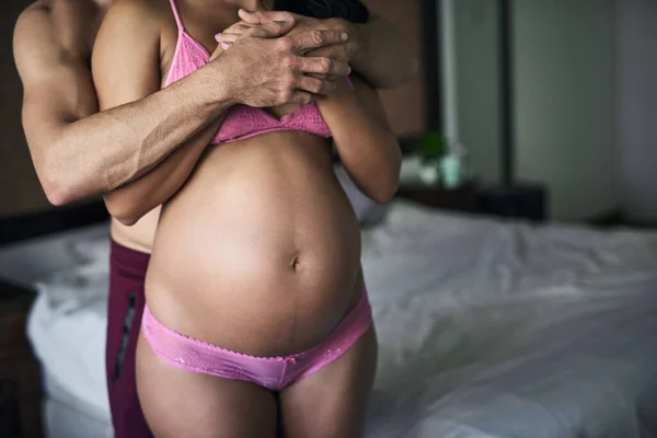 他们下一章就要开始了 一个难以辨认的年轻人在卧室里爱着他怀孕的妻子 — 图库照片