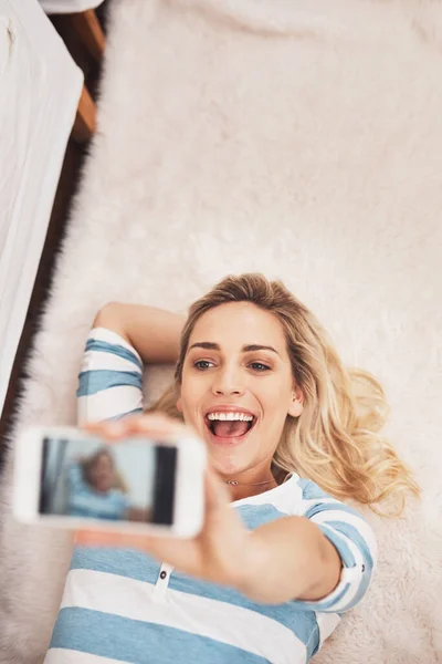 Evdeki Zamanının Tadını Çıkarıyor Genç Bir Kadının Evde Selfie Çektiği — Stok fotoğraf