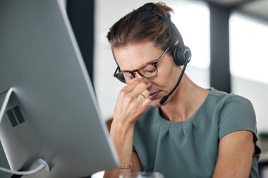 Stres, tükenme ve çağrı merkezi danışmanı bir iletişim şirketine bağlanırken baş ağrısı çekiyor. Yorgun, zihinsel sağlık ve migren ağrısı olan pazarlamacı..