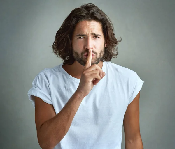 Możesz Być Ciszej Studio Portret Młodego Mężczyzny Pozującego Palcem Ustach — Zdjęcie stockowe