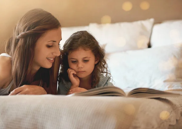 Czytanie Jest Bardzo Ważne Szczęśliwa Matka Córka Domu Czytające Bajki — Zdjęcie stockowe