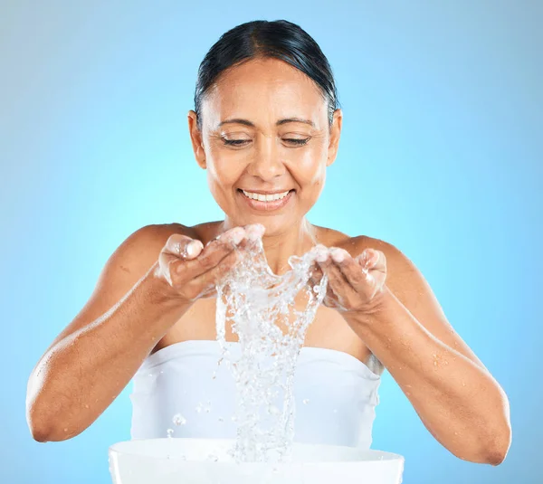 Salpicos Água Cuidados Com Pele Com Uma Mulher Lavando Rosto — Fotografia de Stock