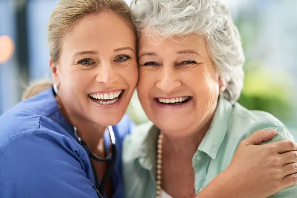 Jsi Dobrých Rukou Detailní Portrét Atraktivní Sestřičky Její Starší Pacientky — Stock fotografie