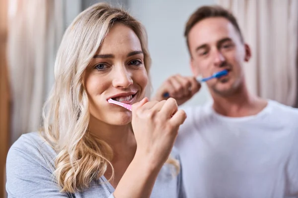 总是以清新的呼吸开始新的一天 一对年轻夫妇在家里的浴室里一起刷牙的肖像 — 图库照片