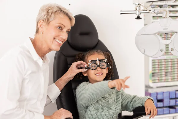 Dziecko Badanie Wzroku Zdrowia Oczu Okulistą Robi Test Wzroku Okulary — Zdjęcie stockowe