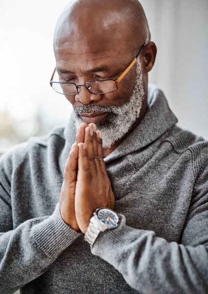 Modlitwa Pomaga Iść Dalej Przystojny Starszy Mężczyzna Modlący Się Jego — Zdjęcie stockowe