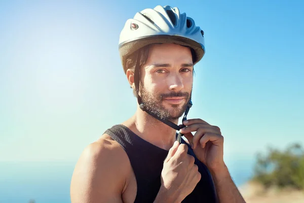 Der Helm Ist Ein Wesentlicher Bestandteil Der Fahrradbekleidung Ein Junger — Stockfoto