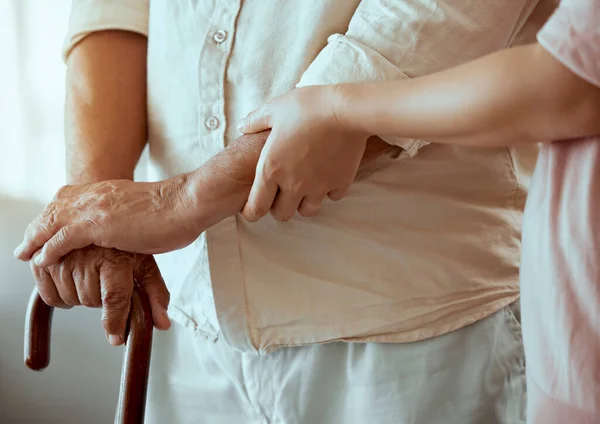 Wsparcie Niepełnosprawność Opiekun Starszym Pacjentem Pomaga Chodzić Rękach Emeryta Zoom — Zdjęcie stockowe