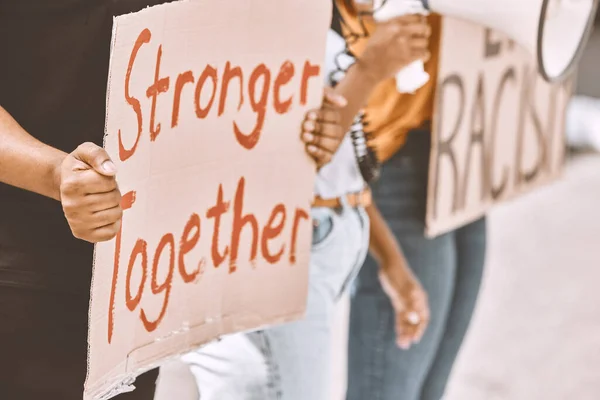 自由のために集会や行進中に段ボールを保持する人々のグループと平等 人権や政治運動のために戦う群衆とのストリート コミュニティ — ストック写真