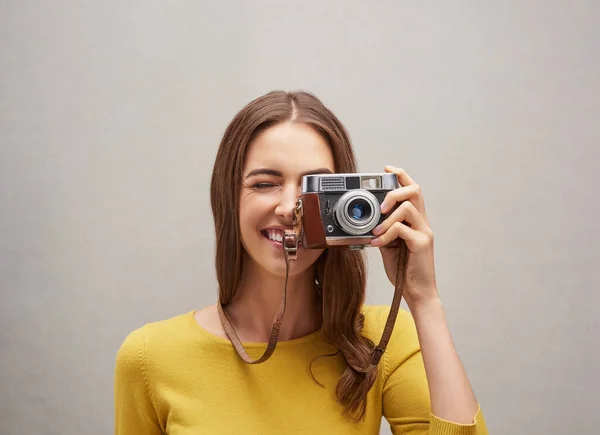 チーズを言って スタジオポートレートの魅力的な若い女性写真家のポーズ彼女のカメラとともに灰色の背景 — ストック写真