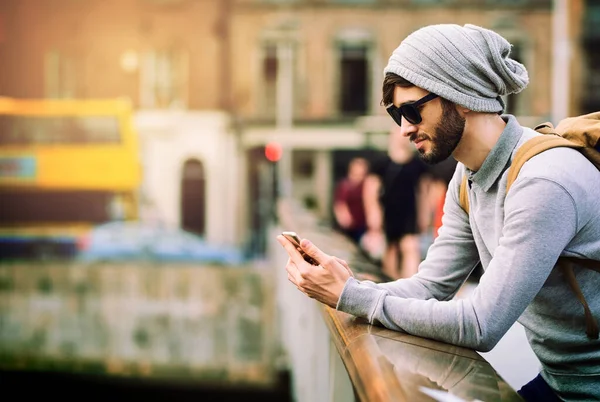 Anbindung Die Stadt Ein Junger Mann Mit Seinem Handy Unterwegs — Stockfoto