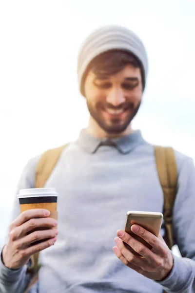 连在一起 煮好咖啡 就可以走了 一个在户外用手机的年轻人 — 图库照片
