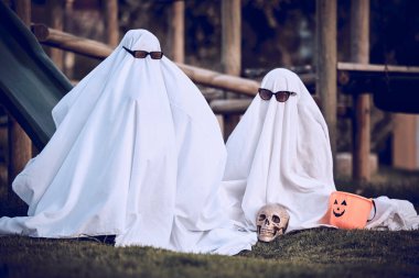 Cadılar Bayramı, gözlük ve şeker için hayalet kostümü giyen insanlar, küresel giyinme günü ya da oyun sahasında eğlence. Korku fantazisi, korku ve rahatlama rolleri parkta korkunç hayalet canavarı oynuyor..
