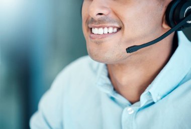 Çağrı merkezi, müşteri hizmetleri ve temsilcinin ağzı ofiste, gülümse ve müşteri çağrısında ol. İletişim, tele pazarlama ve müşteri desteği, danışmanlık ve danışmanlık sektöründe çalışan işadamının yüzü..