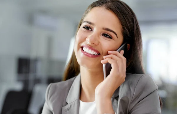 Ofiste Cep Telefonuyla Konuşan Genç Bir Kadını Hakkındaki Olumlu Görüşlerini — Stok fotoğraf