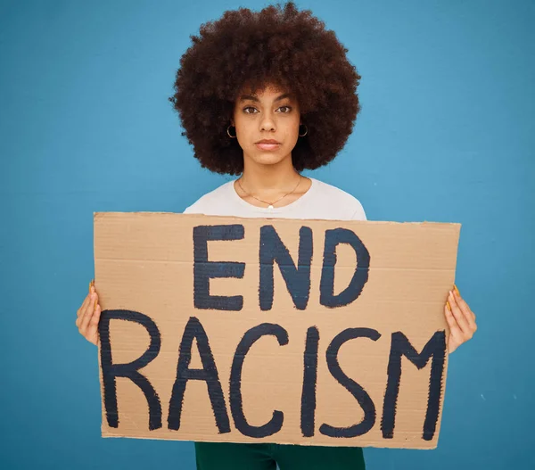 Portret Van Een Zwarte Vrouw Met Een Stop Racisme Spandoek — Stockfoto