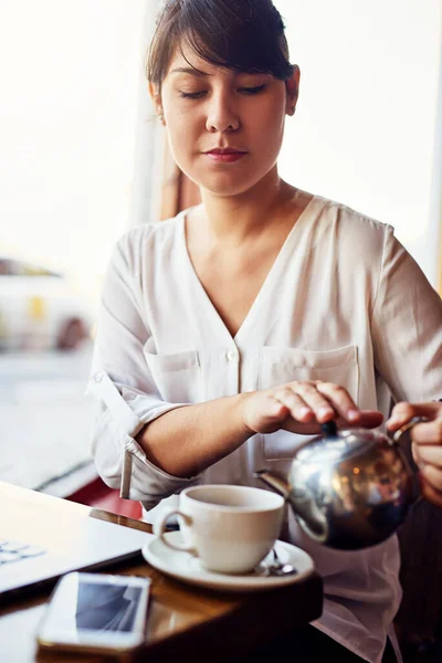 Сначала Чай Потом Работа Красивая Молодая Женщина Пьет Чай Кафе — стоковое фото