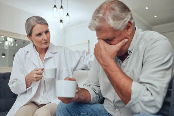 抑郁和支持与一位老年人在沙发上与医生交谈 悲伤和精神健康与一个成熟的病人和妇女在一家退休之家表现出同情心 — 图库照片
