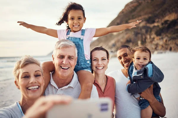 オーストラリアの海辺で夏休みに一緒にビーチ 自撮り 幸せな大家族 旅行中に携帯電話で笑顔で写真を撮る子供たちと幸せ 祖父母と両親 — ストック写真