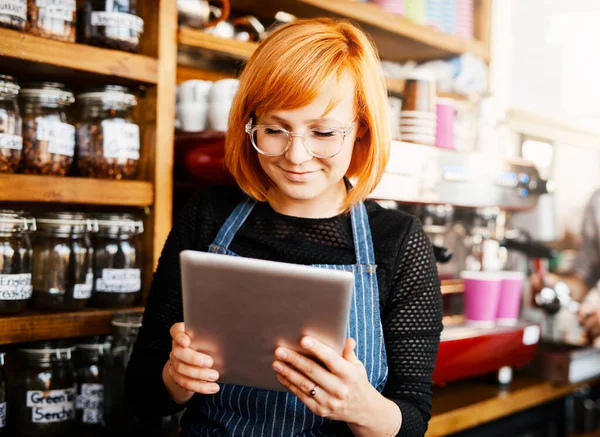 起業家として私は常に機会を探しています 喫茶店で働いている時にデジタルタブレットを使っていた若い女性が — ストック写真